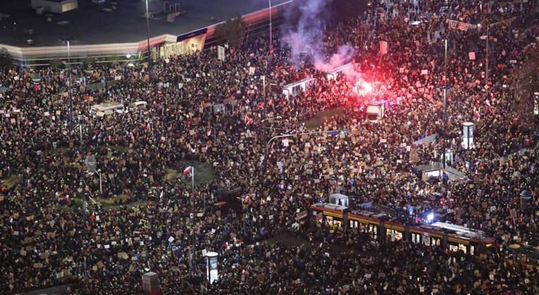 Ogroman protest u Varšavi, skupina muškaraca bakljama napala demonstrante