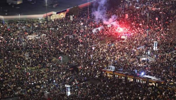 Ogroman protest u Varšavi, skupina muškaraca bakljama napala demonstrante