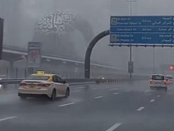 Ogromna kiša pogodila Dubai, otkazano stotine letova