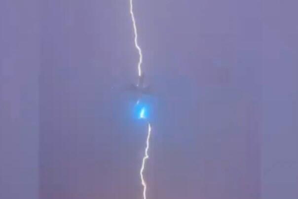 Ogromna munja pogodila avion u Kanadi