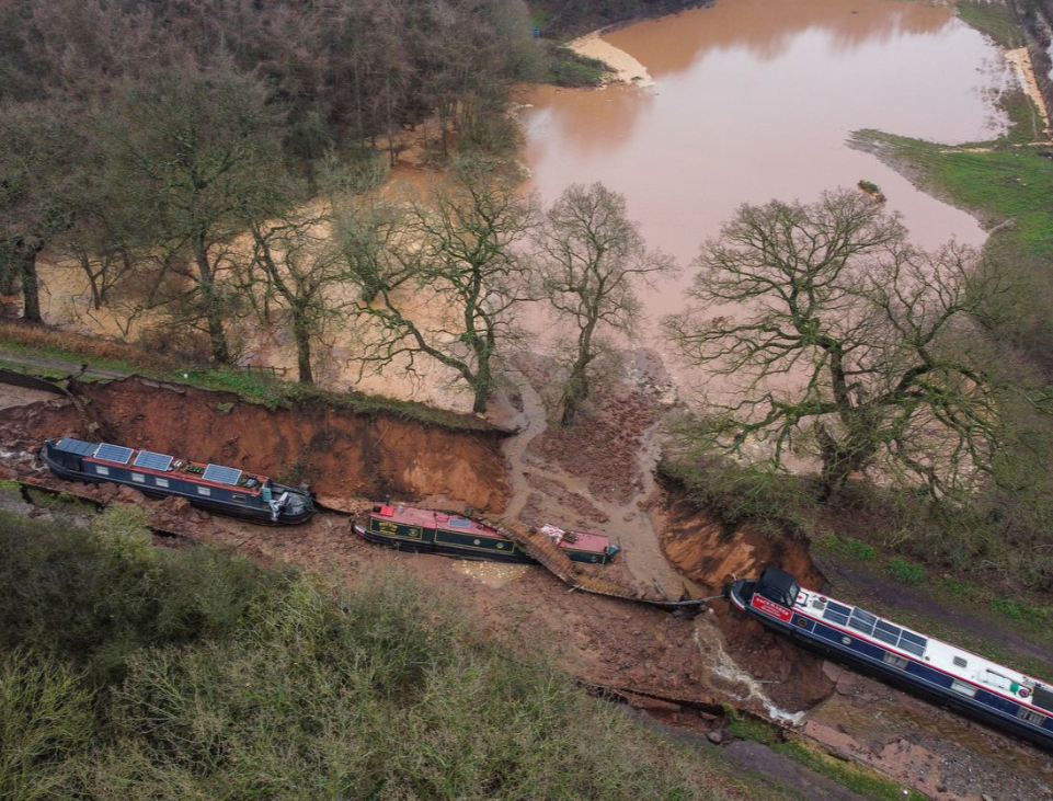 Ogromna rupa "progutala" kanal, brodovi s ljudima tonuli