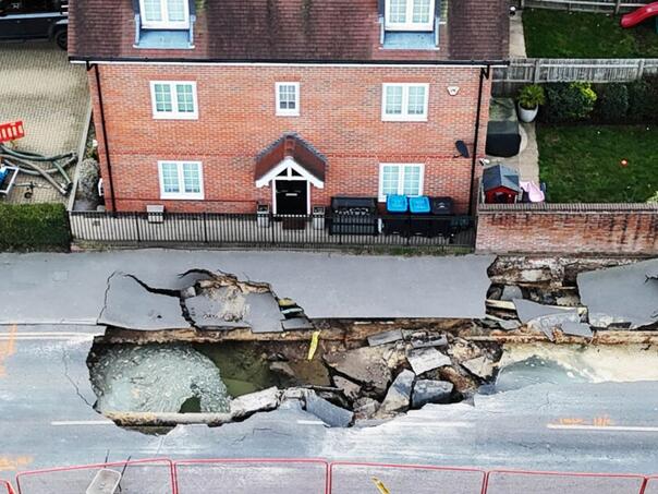 Ogromna vrtača u engleskom Surreyju primorala stanovnike na evakuaciju