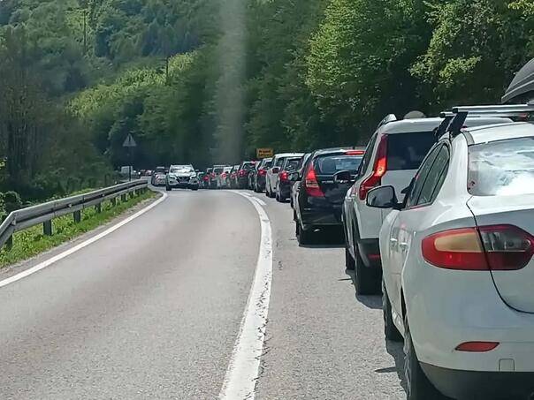 Ogromne guže na putu od Sarajeva prema Konjicu