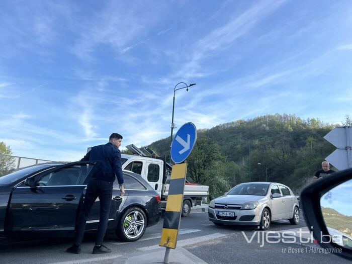 Ogromne gužve na ulazu u Vogošću zbog saobraćajne nesreće