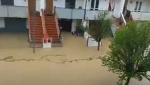 Ogromne poplave i u Italiji: Stotine evakuisanih, klizišta, zaglavljeni auti…