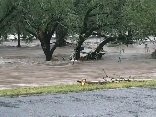 Ogromne poplave pogodile Teksas, 13 poginulih, 20 djece nestalo