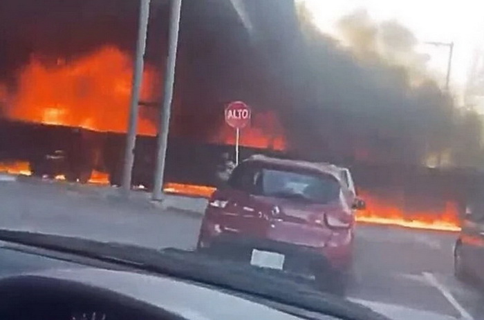 Ogromni požar u Meksiku uništio automobile i kuće