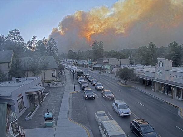 Ogromni požar u SAD-u: Dvije osobe poginule, osam hiljada evakuisano