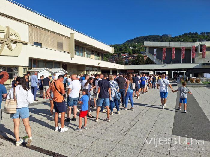 Ogromni redovi pred dvoranom: Crnu Goru će dočekati puna Skenderija!