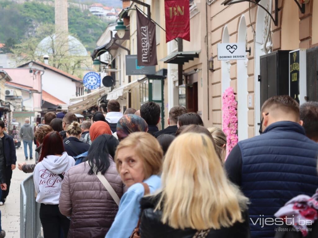 Ogromni redovi pred Magazom, svi žele ulaznicu za spektakl na Koševu