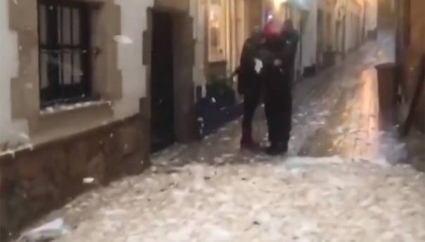 Ogromni talasi i pjena prekrili španske gradove