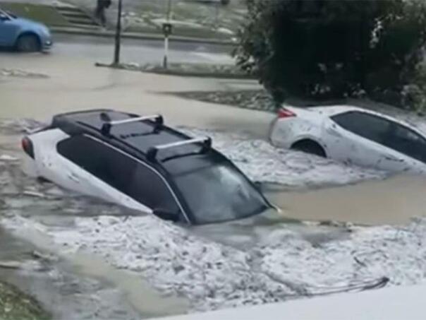 Ogromno nevrijeme pogodilo Sloveniju: Voda nosila automobile