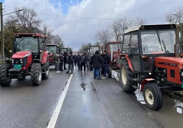 Ogromno nezadovoljstvo: Poljoprivrednici blokirali desetine puteva širom Srbije
