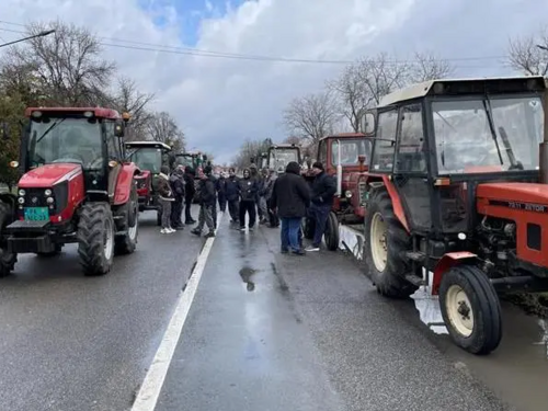 Ogromno nezadovoljstvo: Poljoprivrednici blokirali puteve širom Srbije