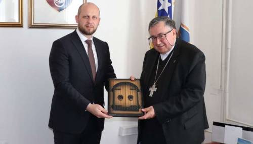 Okerić kardinalu Puljiću uručio Plaketu KS za doprinos u očuvanju mira, porukama tolerancije