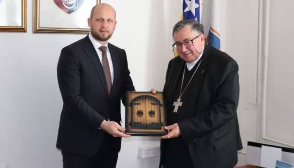 Okerić kardinalu Puljiću uručio Plaketu KS za doprinos u očuvanju mira, porukama tolerancije