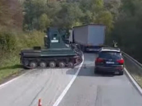 Oklopno vozilo OS BiH palo sa labudice i blokiralo magistralni put