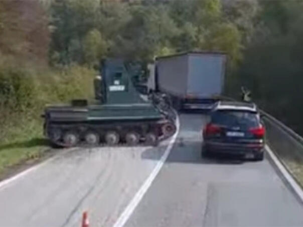 Oklopno vozilo OS BiH palo sa labudice i blokiralo magistralni put