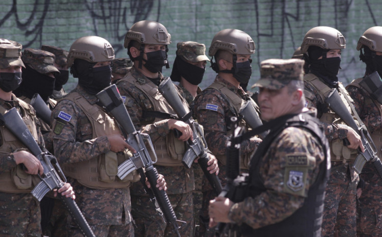 Oko 1.000 vojnika i 130 policajaca blokiralo naselje u San Salvadoru