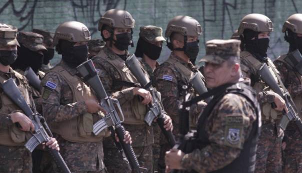 Oko 1.000 vojnika i 130 policajaca blokiralo naselje u San Salvadoru