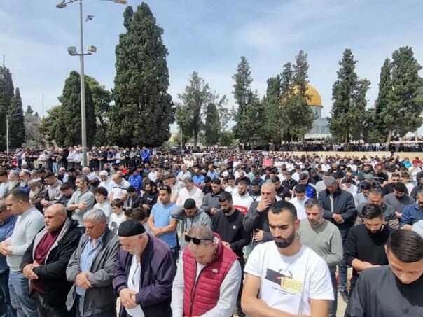 Oko 125.000 vjernika klanjalo u Al-Aksi, izraelska policija ometala pristup