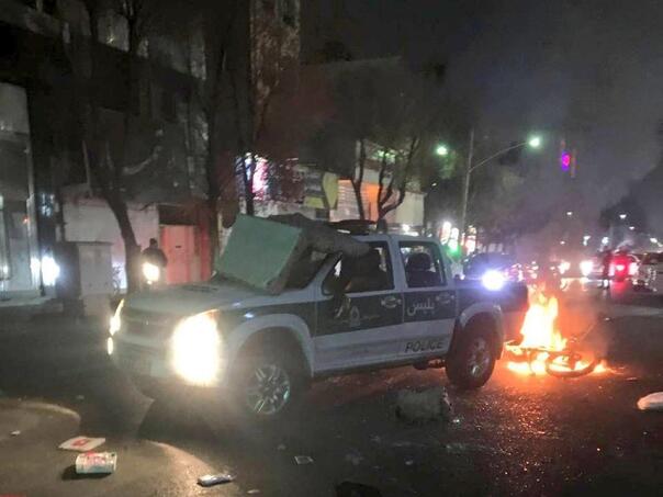 Oko 2.000 ljudi ubijeno u protestima u Iranu