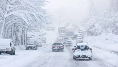 Oko 200 putnika zarobljeno u zračnoj luci zbog nevremena