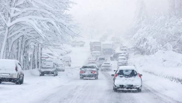 Oko 200 putnika zarobljeno u zračnoj luci zbog nevremena