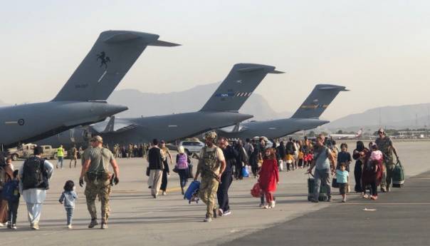 Oko 5.000 ljudi čeka na letove na aerodromu u Kabulu