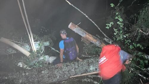 Oko 90 ljudi zarobljeno zbog oluje