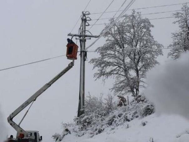 Oko sedamdeset posto puteva prohodno u Gradačcu, snijeg i dalje pada uz olujni vjetar