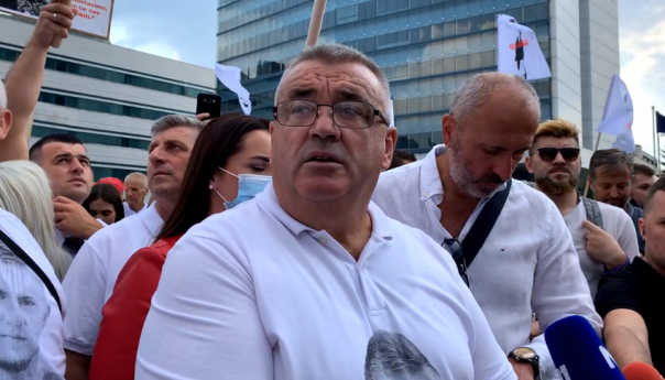 Okončan protest: Memić pozvao građane da se raziđu sa Trga BiH