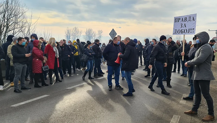 Okončani protesti u Doboju, policija prijavila da se okupilo 1.500 građana