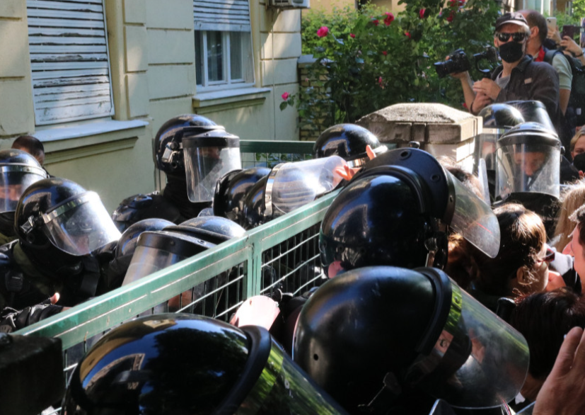 Okršaj policije i demonstranata ispred suda u Novom Sadu
