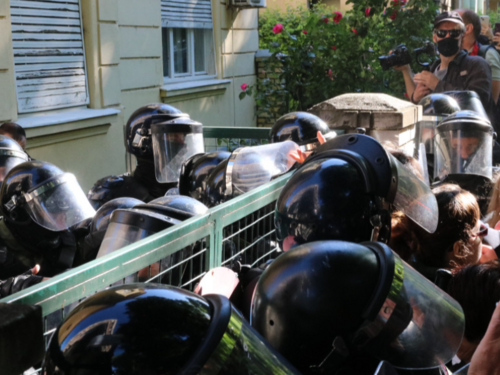 Okršaj policije i demonstranata ispred suda u Novom Sadu