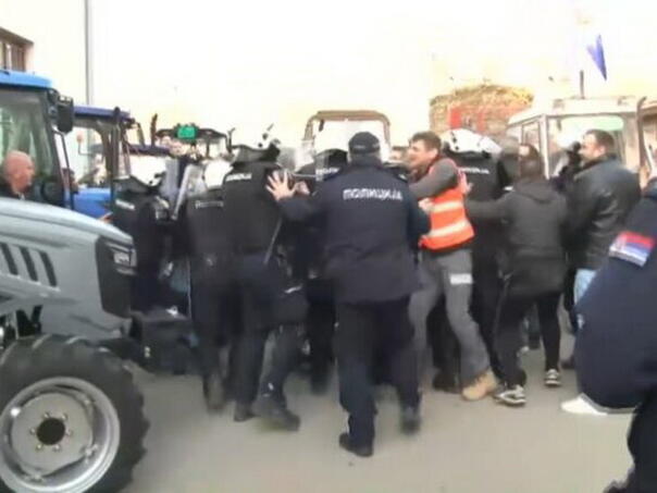 Okršaj farmera i policije u Srbiji: Pendrecima tuku našu djecu