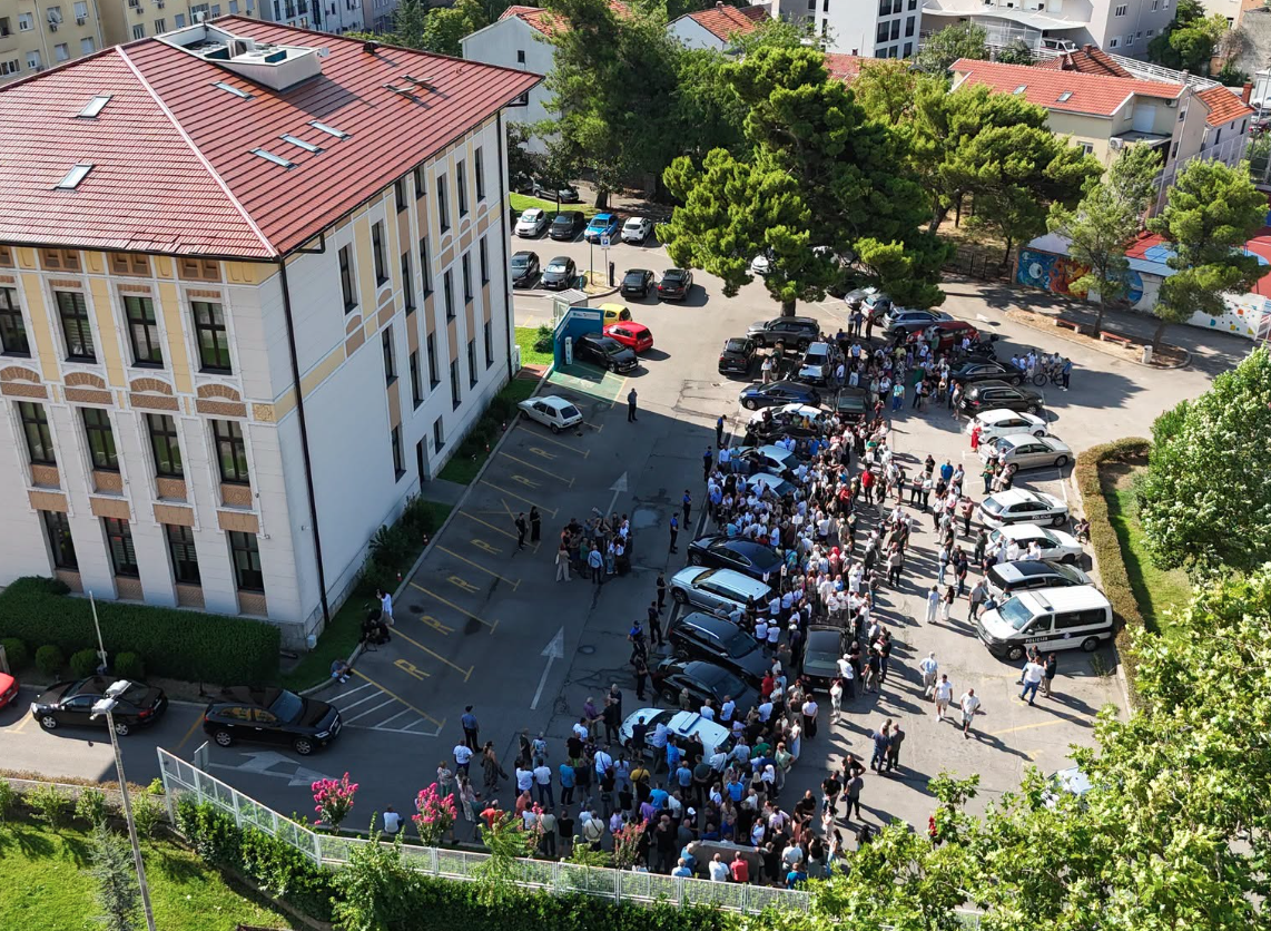 Okupljanje građana u znak podrške otpuštenim radnicima JP Komunalno Mostar