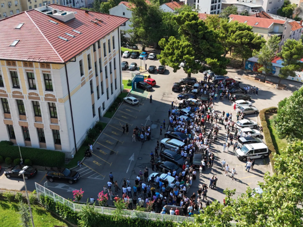 Okupljanje građana u znak podrške otpuštenim radnicima JP Komunalno Mostar