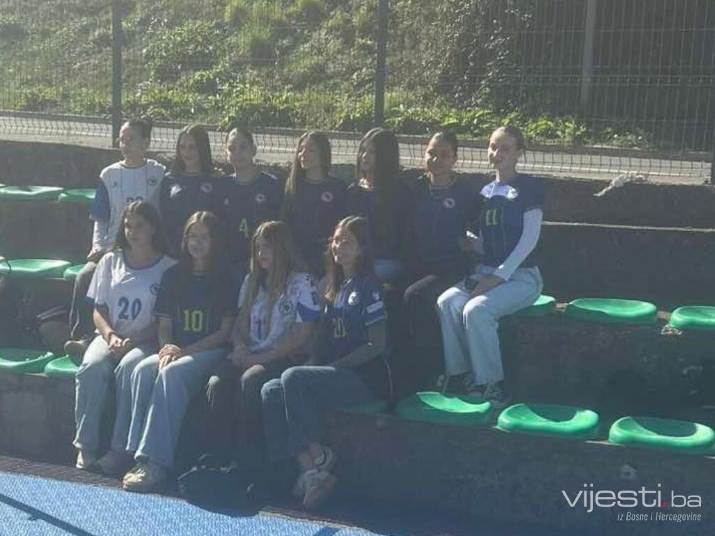 Okupljanje ispred škole u Srebrenici: "Dres BiH nam neće zabraniti"