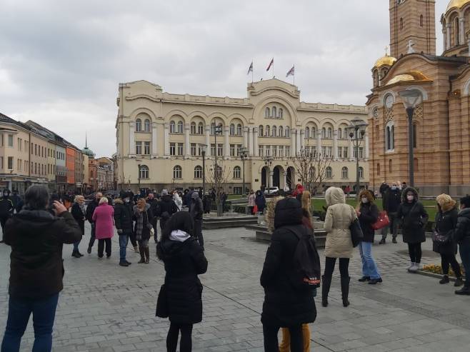 Okupljanje ugostitelja i frizera ispred Palate RS, traže pomoć