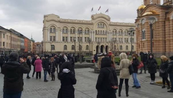 Okupljanje ugostitelja i frizera ispred Palate RS, traže pomoć