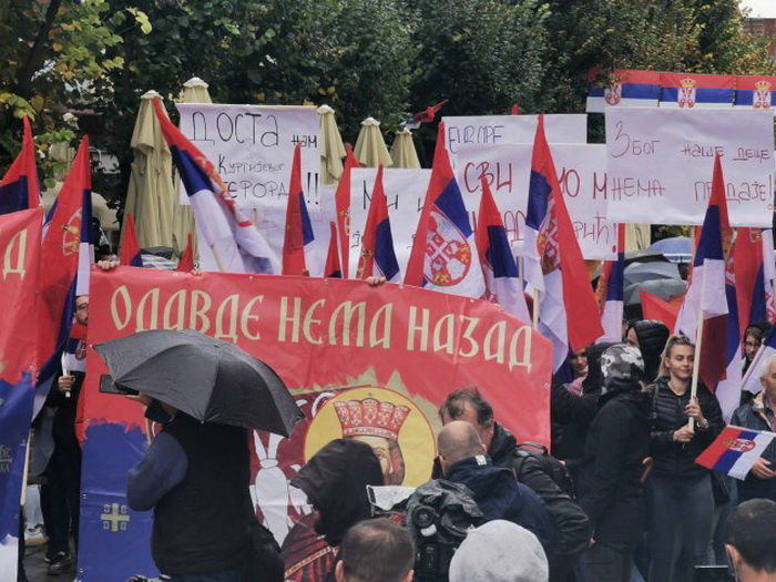 Okupljeni Srbi poručuju: Mi imamo jednu državu - Srbiju