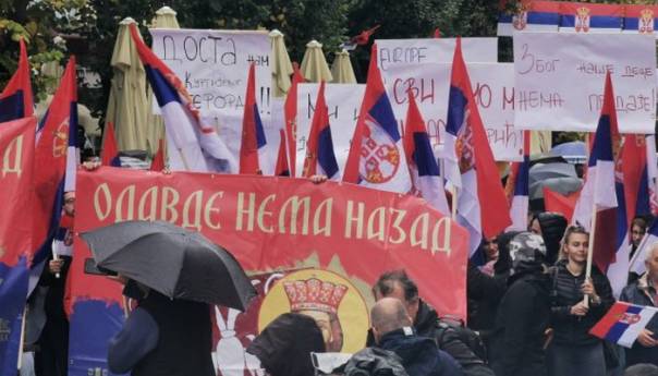 Okupljeni Srbi poručuju: Mi imamo jednu državu - Srbiju