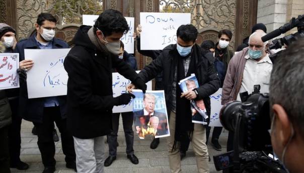 Okupljeni traže osvetu, zapalili zastave Izraela i SAD-a