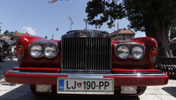 Oldtimer kabrioleti izloženi na Baščaršiji, najstariji je iz 1957.