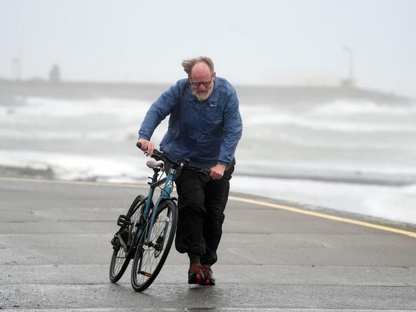 Oluja "Amy" pogodila Irsku, više od 184.000 domaćinstava bez struje