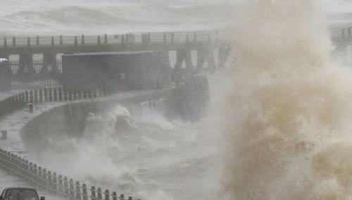Oluja bjesni Evropom; Stotine letova otkazano