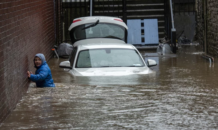 Oluja Dennis hara Velikom Britanijom, jedna osoba poginula