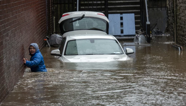 Oluja Dennis hara Velikom Britanijom, jedna osoba poginula