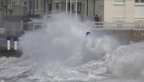 Oluja Eunice hara Britanijom